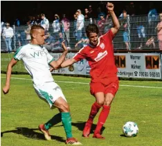  ??  ?? Vor knapp 1000 Zuschauern musste Rain (mit Andreas Götz, in Rot) eine 0:1-Niederlage gegen die DJK Gebenbach hinnehmen, was aber für den Aufstieg reichte.