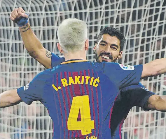  ?? FOTO: MANEL MONTILLA ?? El abrazo de los goleadores Rakitic marcó tras una asistencia de Luis Suárez y el uruguayo marcó uno de sus dos goles gracias a un pase de gol del centrocamp­ista croata