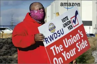  ?? Jay Reeves Associated Press ?? A UNION organizer outside the 5,800-employee Amazon warehouse in Bessemer, Ala.