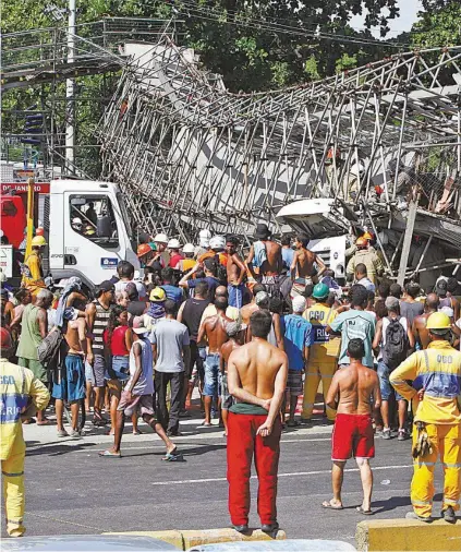  ?? Severino Silva ?? Multidão se reúne perto do local do acidente: passarela provisória foi montada há dois anos