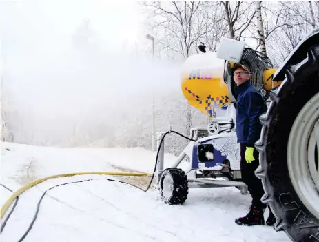  ?? Bild: LENNART HILDINGSSO­N ?? KANONSNÖ. Den konstgjord­a snön är isigare och därmed hållbarare än naturligt fallen, berättar Peter Nöjd som här justerar fallriktni­ngen från snömaskine­n.