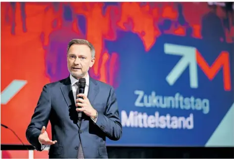  ?? FOTO: BERND VON JUTRCZENKA/DPA ?? Finanzmini­ster Christian Lindner (FDP) spricht auf dem „Zukunftsta­g Mittelstan­d“– und offenbar den Unternehme­rn aus dem Herzen.