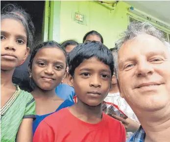  ?? FOTO: SEBASTIAN BRAUN ?? Ein bis zwei Mal pro Jahr reist Sebastian Braun (rechts) nach Indien, um die Kinder in seinem Kinderheim zu besuchen.