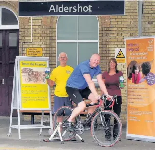  ?? CHRIS WHITEOAK
AN144017 ?? Staff members Paul Orrin (yellow), Stephen Hennell (blue T-shirt) and Jacqui Turner on the platform at Aldershot station.