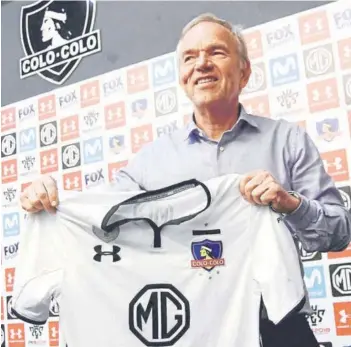  ??  ?? ► Gabriel Ruiz Tagle posa con la camiseta de Colo Colo.