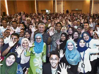  ?? — Bernama ?? Mission 2050: Khairy (centre) and Khazanah Nasional’s Azman (on Khairy’s right) posing for a picture after the TN50 dialogue session.