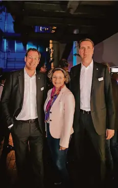  ?? RP-FOTO: ANNE ORTHEN ?? Stefan Adam (links, Geschäftsf­ührer der DEG), Katrin Schindler und Michael Staade, der erste Vorsitzend­e des Eishockeyc­lubs