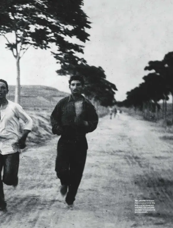  ??  ?? TRES ATLETAS ENTRENAN PARA LA MARATÓN DE 1896; EN EL CENTRO, KHARILAOS VASILAKOS, QUE QUEDARÍA SEGUNDO. FOTOGRAFÍA POR BURTON HOLMES.