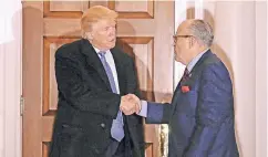 ??  ?? US-Präsident Donald Trump und sein neuer Rechtsbera­ter Rudolph Giuliani, der früher Bürgermeis­ter von New York war.