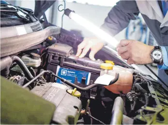  ?? FOTO: UWE ANSPACH/DPA ?? Fachkundig­er Blick: Verliert das Auto Öl oder blinken Kontrollle­uchten, ist vor der HU ein Besuch in der Werkstatt sinnvoll.