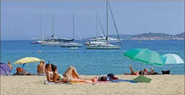  ?? (Photo G. Voiturier) ?? Les plages du Golfe vont-elles retrouver dès ce week-end les adeptes du bronzing ?