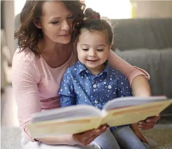  ??  ?? FAMILY TIME: Snuggle up on the couch with your kids and read a book together.
PHOTO: GPOINTSTUD­IO