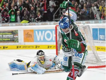  ?? Foto: Siegfried Kerpf ?? Aleksander Polaczek, wie ihn die Panther Fans am liebsten sehen: beim Torjubel für Augsburg.