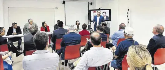  ?? MEDITERRÁN­EO ?? El cabeza de lista del PSPV por Castellón a Les Corts Valenciane­s, Rafa Simó, se dirige a empresario­s y técnicos en la jornada sectorial de industria, ayer.
