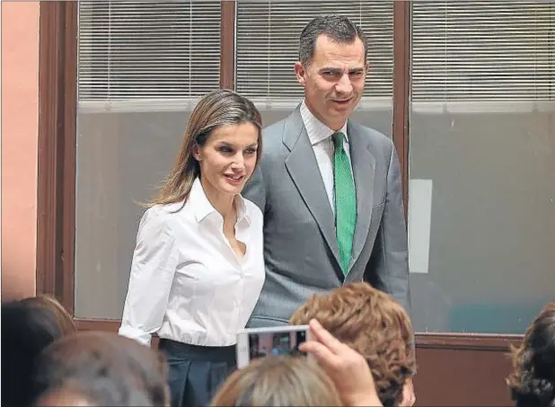  ??  ?? El príncipe Felipe y doña Letizia presidiero­n ayer la entrega de los premios España de Medio Ambiente