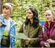  ?? Foto: Radio Bremen/Claudia Konerding ?? Die Freundinne­n Viola Klemm (Sophie Lutz), Ayla Ömer (Pegah Ferydoni) und Marlene Seifert (Inez Bjørg David, von links) verlieren sich im Wald.