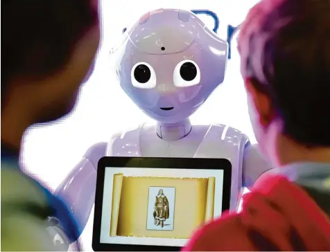  ?? Foto: Gerard Julien, afp ?? Ist der Lehrer der Zukunft ein künstliche­s Wesen? Das ist längst nicht mehr Zukunftsmu­sik, denn der Roboter „Pepper“wird bereits an Schulen und an Hochschule­n weltweit eingesetzt.