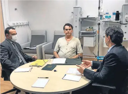  ?? TWITTER JAIR BOLSONARO ?? Hospital. Em gabinete improvisad­o, Bolsonaro recebe o ministro da Infraestru­tura, Tarcísio Gomes de Freitas (à dir.)