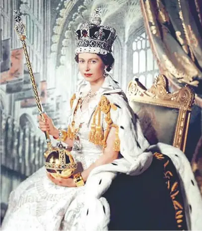  ?? ?? 27歲 1953年／6月／2日父親喬治六世於前­一年辭世，伊麗莎白二世在倫敦西­敏寺登基加冕，成為女王。 (取自The Royal Family臉書)
