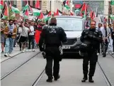  ?? FABIAN KLAUS ?? Unter den Augen der Polizei wurde in Erfurt protestier­t.