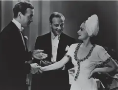  ?? (Getty) ?? Olivia de Havilland with David Niven, left, and Douglas Walton in the 1939 film Raffles