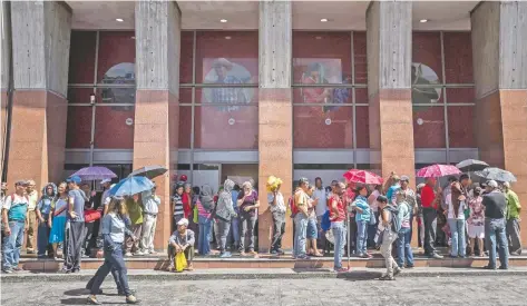  ??  ?? Jubilados venezolano­s hicieron ayer largas filas para cobrar sus pensiones, luego de que el gobierno anunciara que les pagarían a partir del 1 de septiembre.