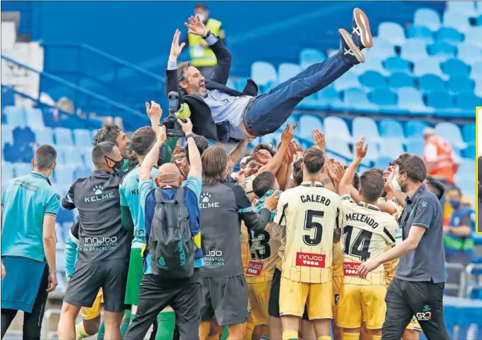  ??  ?? La plantilla mantea a Vicente Moreno después de empatar ante el Zaragoza y conseguir el ascenso directo a Primera. El técnico valenciano logra otro ascenso a la máxima categoría, como con el Mal