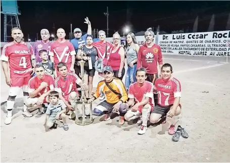  ??  ?? GANADORES PORTANDO el trofeo