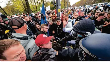  ?? Foto: Fabian Sommer/dpa ?? Polizisten versuchen, eine Demo gegen die Änderung des Infektions­schutzgese­tzes aufzulösen.