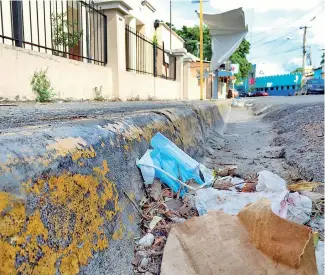  ??  ?? La mala disposició­n de desechos como las mascarilla­s atentan contra el ambiente.