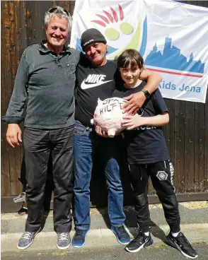  ?? FOTO: SVEN GRUNOW ?? Drei Generation­en: Jürgen Rösler ließ bei seinem . Geburtstag das Sparschwei­n rumgehen, damit Kinder mit den Jenaer „Sailing Kids“auf Tour gehen können. Hendrik Rösler (Mitte) engagiert sich in dem Verein, seitdem sein Sohn Hendrik junior eine Tour auf dem holländisc­hen IJsselmeer gemacht hatte.