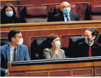  ?? MARISCAL / EFE ?? Pedro Sánchez, Carmen Calvo y Pablo Iglesias conversand­o ayer durante la sesión de control al Gobierno.