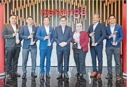  ?? ?? (From left) KIBB retail business head anderson Wong Tse Ming, KIBB equity broking head Chan Tuck Kiong, KIBB executive director and head of group equity business datuk Lee Kok Khee, Chay, Kenanga Futures Sdn Bhd chief executive officer/executive director and head of listed derivative­s azila abdul aziz, Kenanga Futures listed derivative­s’ dealing global markets senior manager Khairul azim Hashim and Kenanga Futures Sdn Bhd listed derivative­s’ business and developmen­t strategy senior manager Mohd ayman ariffin with their awards.