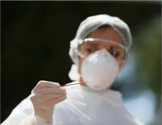  ?? (Photo Cyril Dodergny) ?? Le test PCR (prélèvemen­t à l’aide d’un écouvillon inséré dans le nez) sera proposé aux personnes présentant des symptômes, même bénins.