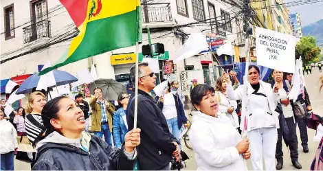  ?? FOTOS: DANIEL JAMES ?? Una marcha contra el Código Penal y la Autoridad de Salud en la sede de Gobierno, en enero.