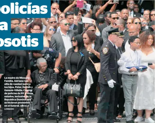  ?? LOMBARD
MARIELA ?? La madre de Miosotis Familia, Adriana (en silla de ruedas) justo a los hijos, Peter, Delilah y Genesis Villella. Cientos de policias de NY y otros estados, inclusive de la Republica Dominicana se hicieron presentes en el funeral.