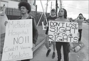  ??  ?? Protesta contra el Hospital Metodista Baytown de Houston por despedir a empleados que no se vacunan