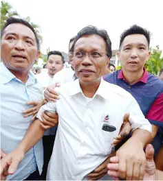  ??  ?? Shafie returns to his house from Istana Negeri. — Bernama photo