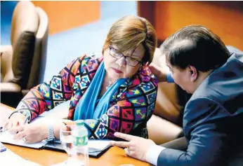  ?? (AP FOTO) ?? OPPOSITION SENATOR Leila de Lima huddles with Senate President Protempore Franklin Drilon shortly during the Senate session in this Sept. 20, 2016 file photo. De Lima, who led an investigat­ion into President Rodrigo Duterte’s anti-drug campaign,...