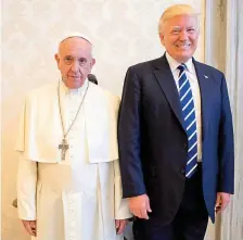 ?? FOTO AFP ?? La parquedad del Papa Francisco durante su encuentro el miércoles pasado con Donald Trump fue motivo de comentario­s en medios del mundo.