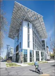  ?? Steve Ringman
Seattle Times ?? SOLAR PANELS on the $32.5-million Bullitt Center office building in Seattle extend beyond the roofline.