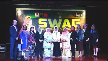  ??  ?? Fatimah (centre) poses for a group photo with some of the SWAG forum speakers, along with Rohani (fifth right), Noriah (fourth right) and Rubiah (fifth left).