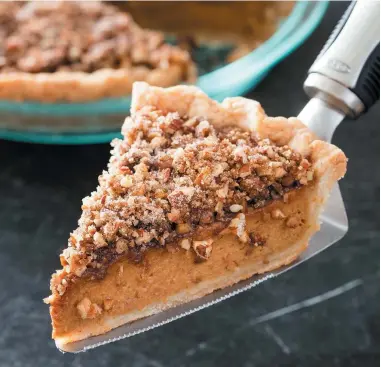  ?? DANIEL J. VAN ACKERE — AMERICA’S TEST KITCHEN ?? America’s Test Kitchen’s Praline Pumpkin Pie combines the best features of two holiday classics.