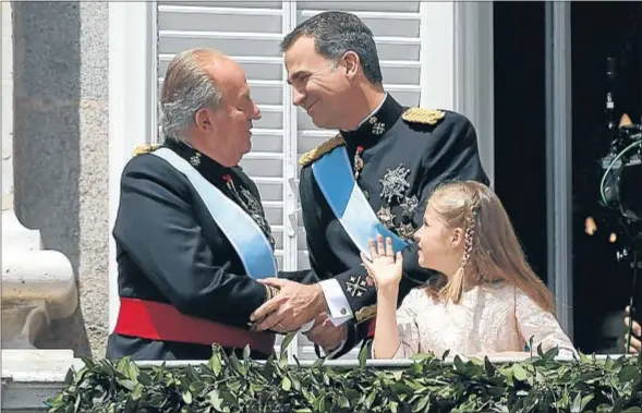  ?? JUAN CARLOS HIDALGO / EFE ?? El rey Felipe VI saluda a su padre, el rey Juan Carlos, junto a la princesa Leonor, el pasado jueves, día de su proclamaci­ón