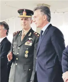  ??  ?? ► Mauricio Macri junto al jefe del Ejército, Claudio Pasqualini, el martes en El Palomar.