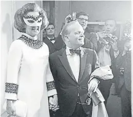  ?? BARTON SILVERMAN/THE NEW YORK TIMES ?? Truman Capote con Katharine Graham en el Capote’s Black & White Ball, en 1966, en Manhattan.