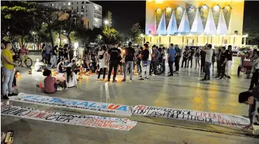  ?? HANSEL VÁSQUEZ ?? Con pancartas y faroles, los estudiante­s protestaro­n en la Plaza de la Paz.