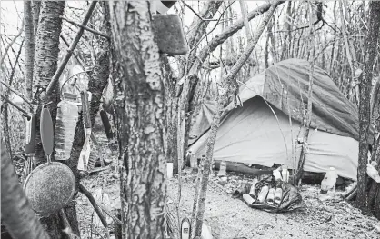  ?? PETERBOROU­GH EXAMINER JESSICA NYZNIK ?? A tent and belongings are seen in a wooded area in near Peterborou­gh in March of this year.