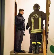  ??  ?? Vigili del fuoco e polizia nell’appartamen­to di via Mordini