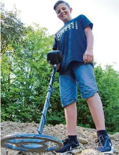  ??  ?? Maximilian Szepessy von Negyes ist der Junge mit dem goldenen Händchen. Mit einer Sonde spürte er den Ring aus Edelmetall in diesem Erdhaufen auf.